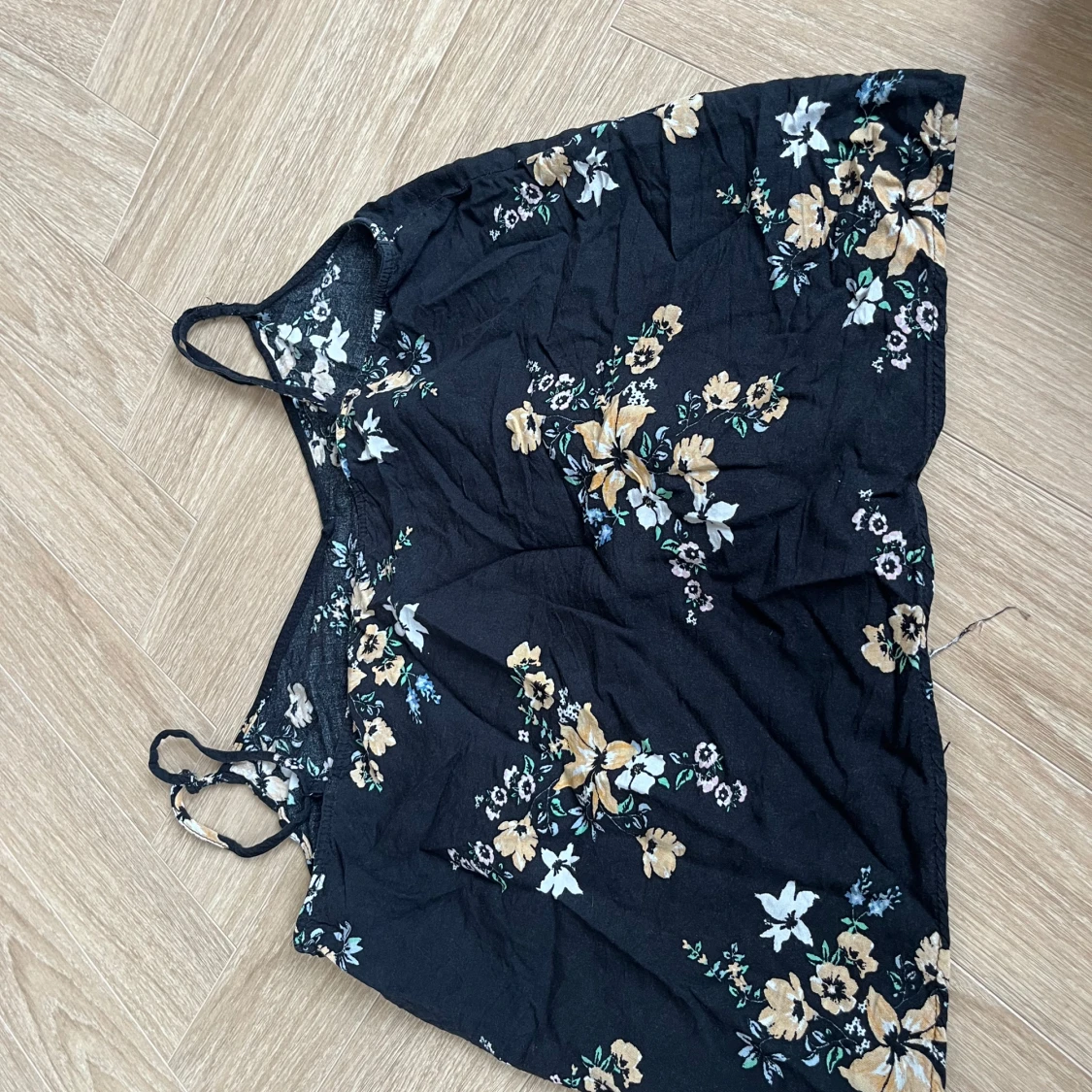 Blommig svart linnetopp från Divided