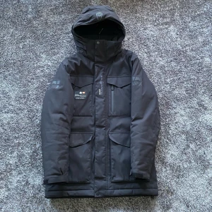 Sail Racing Gore-Tex Jacka - Svart Sail Racing vinter jacka Exklusive 2021 collab med GORE-TEX. Medföljer extra knapparna samt prislappen på sidan. Köpt originellt för 6499kr och använt under 2 vintrar(fortfarande i nytt skick). *Kontakta vid flera frågor eller bilder*