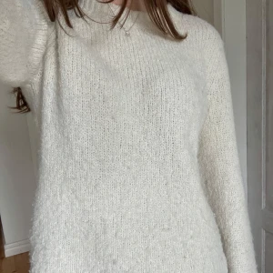 Crew neck nittes sweatshirt  - Mysig vit stickad tröja med rund hals och långa ärmar från Vero Moda. Tröjan har en klassisk passform och känns supermjuk mot huden.