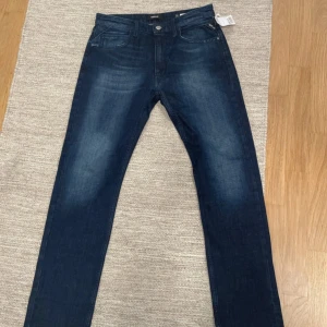 Replay jeans - Replay jeans i modellen Jacksy, raka i benen. Storlek 30W 30L. 