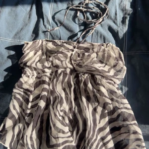 Zebra topp - Snygg zebra topp med band, sytt tajtare där bak men syns ej när man har på tröjan