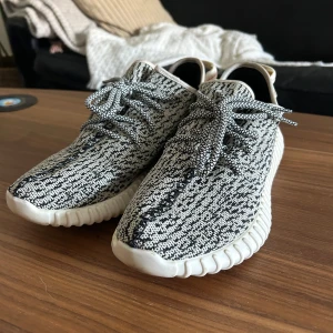 Adidas Yeezy Boost 350 Zebra sneakers - Snygga Adidas Yeezy Boost 350 sneakers i den klassiska 'Zebra'-färgen. Skorna har svartvitt mönster, rund tå och tjock vit sula. Lätt använda, Ingen box.