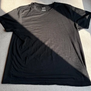 Svart basic t-shirt från Next - En svart, klassisk t-shirt från Next i mjuk bomull. Modellen är rak med rund halsringning och korta ärmar. Perfekt till jeans eller shorts för en clean och enkel stil.