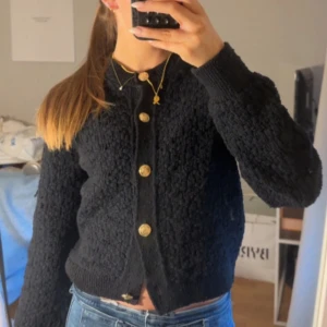 Mörkblå kofta med guldknappar - Mysig mörkblå kofta med guldiga knappar framtill. Den är aldrig använd men lite maskor som sticker ut på vissa ställen men det går o fixa! Ni ser på bild 3! Skriv om ni funderar över nått❤️