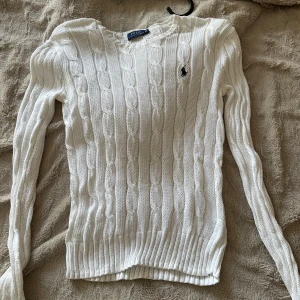 Kabelstickad Ralph Lauren - Säljer min kabelstickade ralph lauren tröja i mycket bra skick!💞Den är vit med broderat marinblått märke!! Den är superfin på och i storlek xs men passar perfekt på min som har storlek s eftersom den är stretchig💞