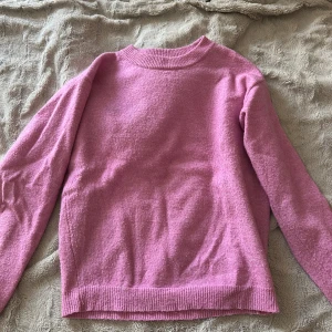 Rosa tröja från asos - Säljer denna super rosa tröja från asos!! Den är endast lite nopprig men fortfarande i bra skick!💞💞