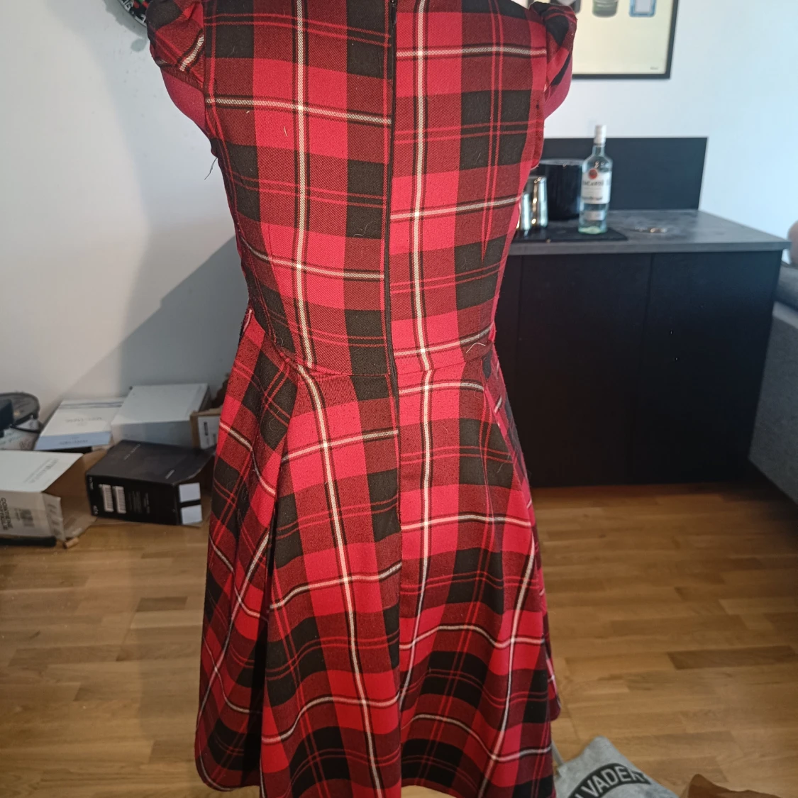 Röd och svart rutig kortklänning - 1