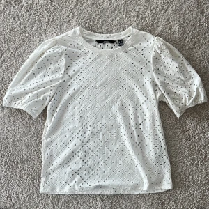 Vit top/blus från vero moda  - En tunn lätt vit top/blus från vero Moda med hål mönster 