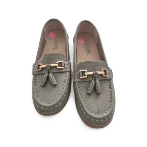 Grå loafers i läder skinn med tofsar - Snygga grå loafers från Jo & Joe i mjukt läder med dekorativa tofsar och guldfärgade metalldetaljer framtill. Skorna har klassisk rund tå, platt sula och synliga sömmar för en stilren look. Perfekta för dig som gillar en clean och tidlös stil.