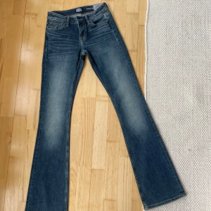 Low waist bootcut jeans Crocker - Lågmidjade jeans från Crocker. Oanvända