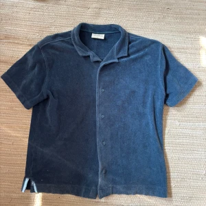 Blå frottéskjorta från These Glory Days - Snygg blå skjorta i frotté från These Glory Days. Storlek M men sitter mer som S. Passar perfekt nu till sommaren! Kontakta vid frågor.☺️