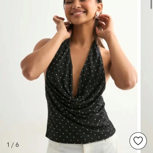 Svart prickig halterneck topp - Helt ny topp från Nelly i storlek storlek S, super fin men passade inte riktigt på mig! Nypris: 299 och säljer för 200, lappar på och fick hem den nyss💕💕