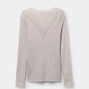 Intimissmi tröja - Supersöt beige långärmad topp med v-ringning och fina spetsdetaljer vid halsringningen och ärmsluten. Skönt material. (Tröjan har använts 1 gång)