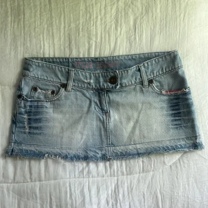 Ljusblå jeanskjol från River Island - Säljer denna sååå snygga jeanskjol!! Midjemått rakt över 39cm och höjden 25cm