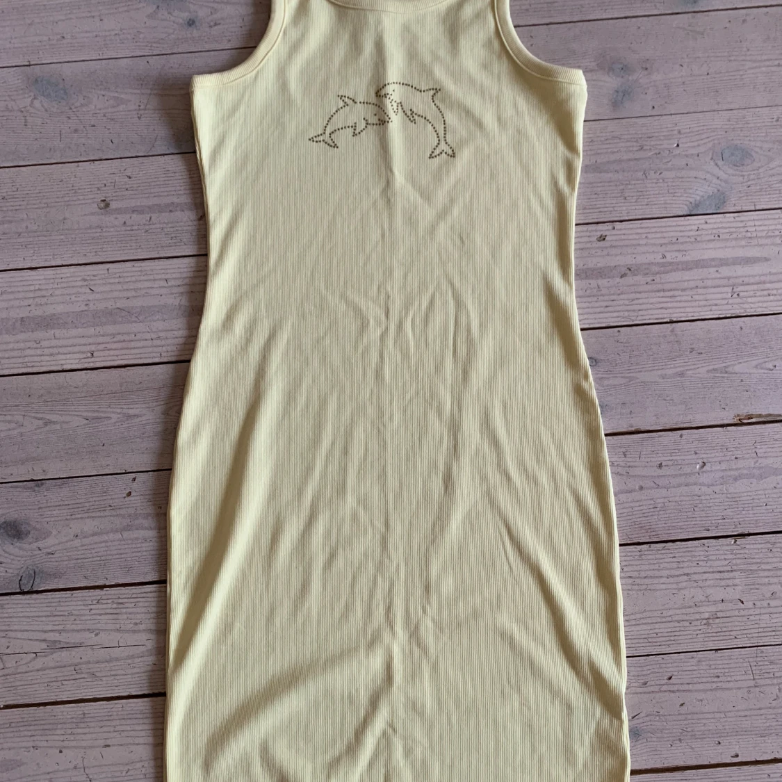 Gul ribbad klänning med delfiner Lindex