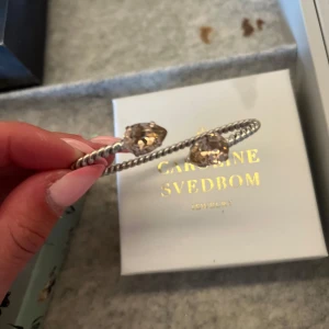 Carloline svedbom armband  - Armband från Caroline svedbom. Justerbart