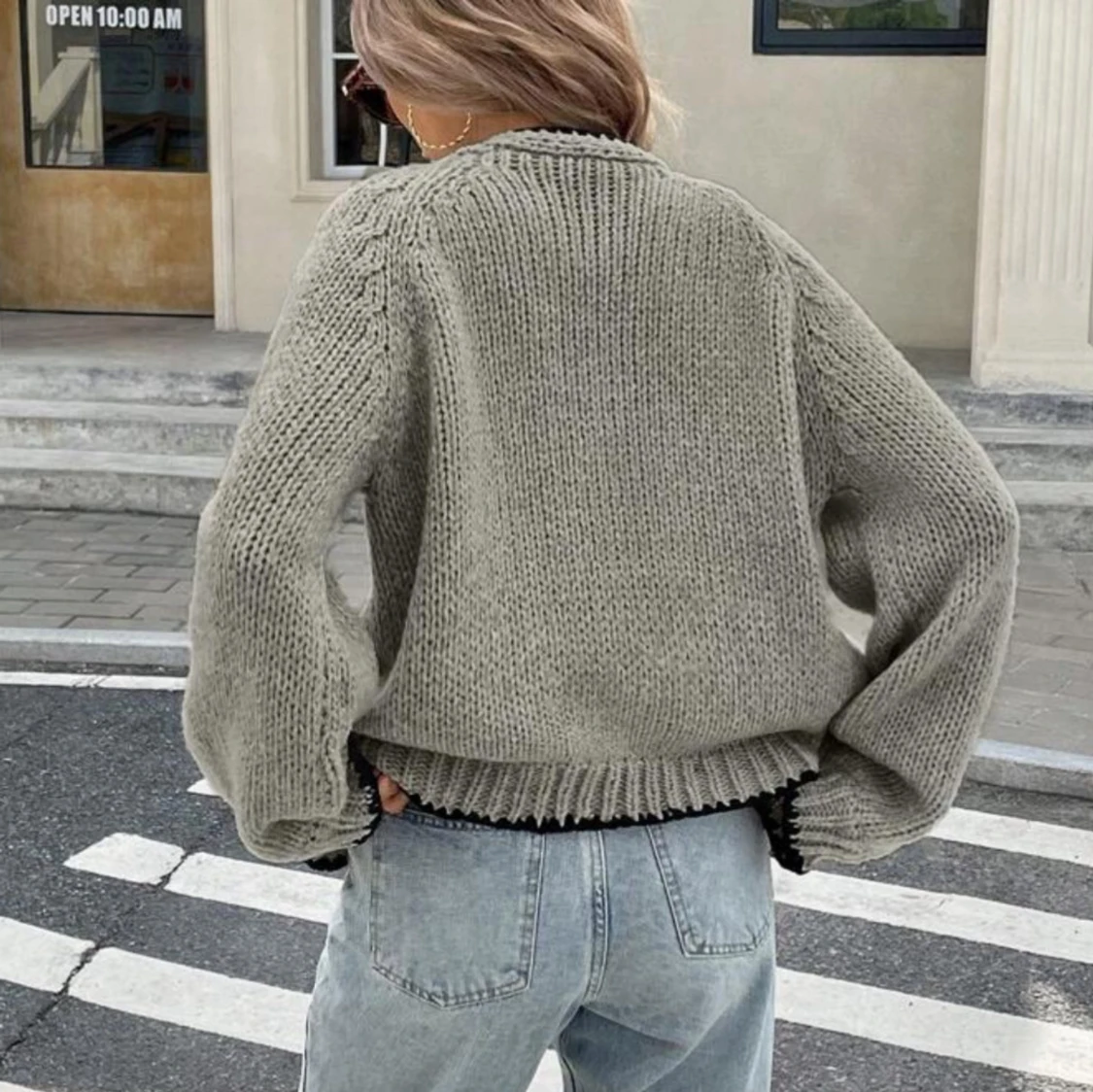 Grå stickad kofta med svart knytband - 1