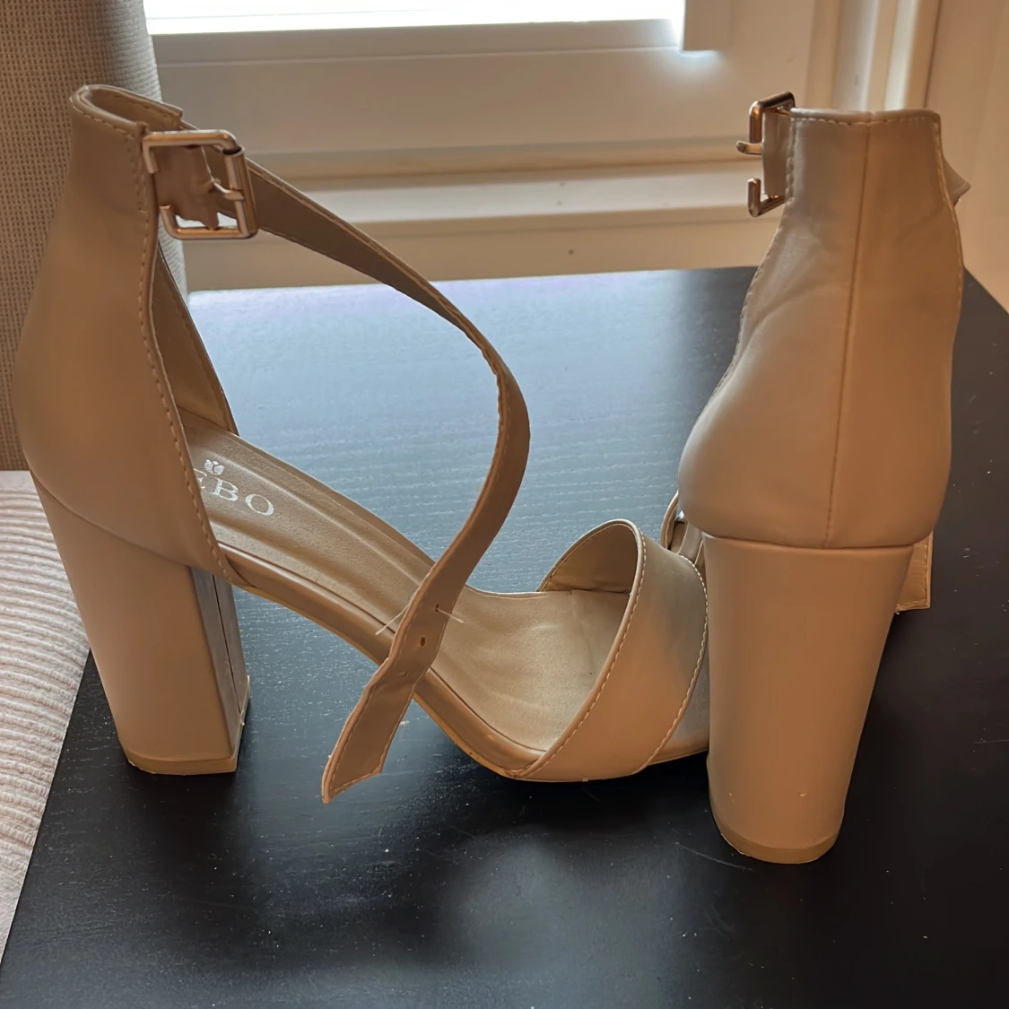 Beige sandaler med klack från BEBO - 4