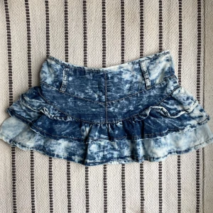 Kjol med volang  - Kjol med volang storlek xs