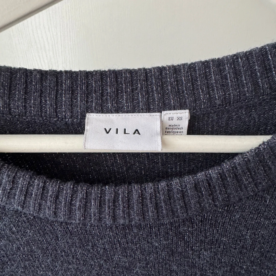 Mörkgrå stickad tröja från Vila - 1