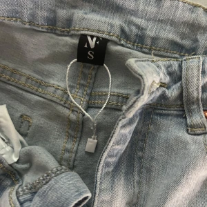 Ljusgrå raka jeans i storlek S - Snygga ljusgrå jeans från SHEIN i rak modell. Jeansen har klassisk femficksdesign, bälteshällor och dragkedja framtill. Perfekta till sneakers eller boots för en chill look.