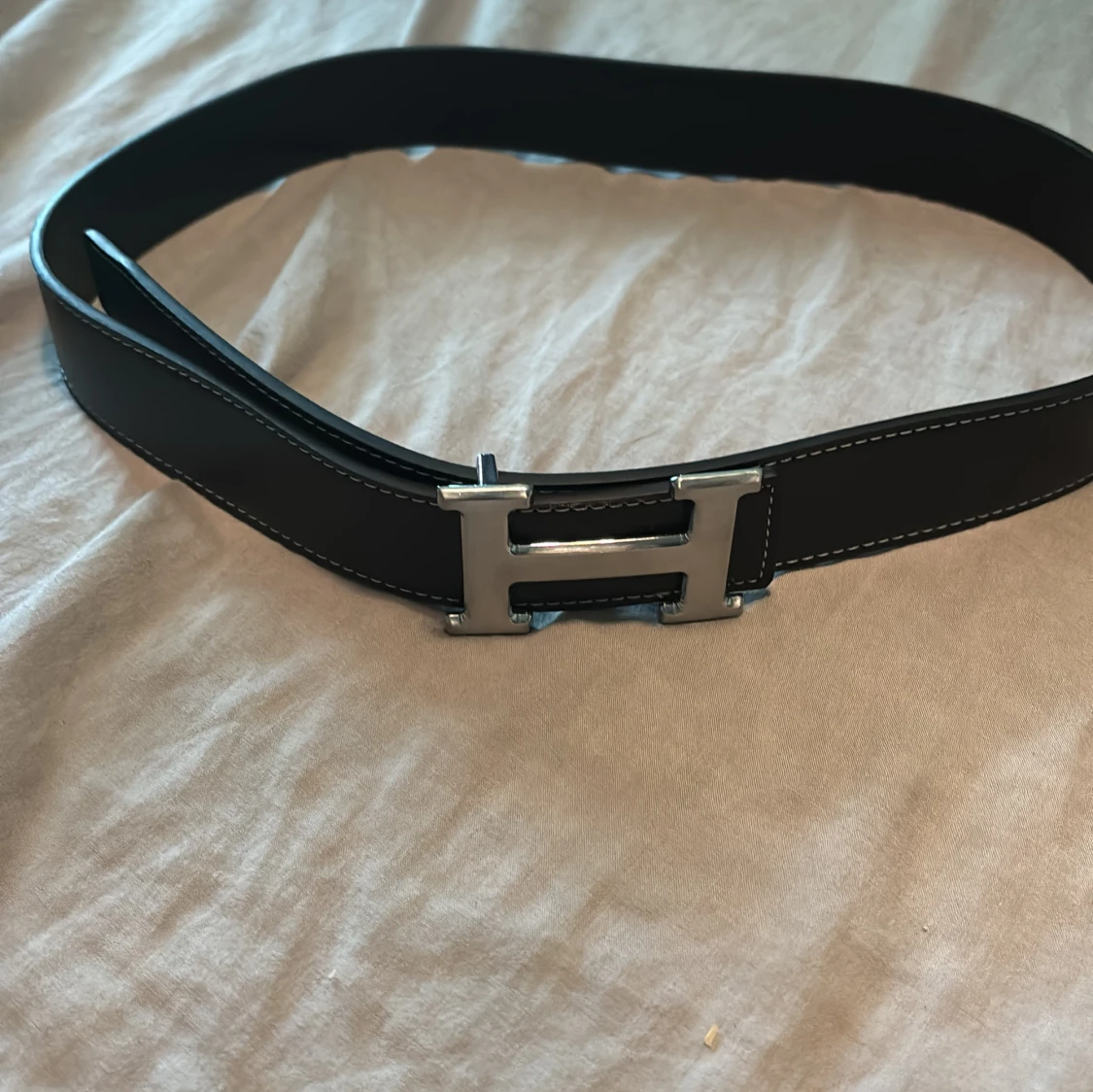 Svart H skärp med H-spänne