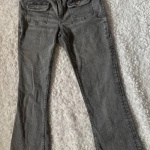 Gina tricot Young jeans lågmidjade - Jätte fina jeans från Gina tricot Young som är storlek 164. Väldigt bra skick