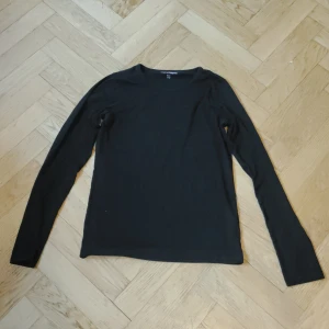 Svart långärmad basictröja KappAhl  - En svart långärmad basictröja från KappAhl i mjuk bomull. Använd 1 gång.