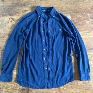 Mörkblå skjorta från Polo Ralph Lauren - Säljer en Mörkblå skjorta från Polo Ralph Lauren. Skjortan har använts några gånger. Anledningen till att jag säljer den då den är för stor. Skjortan skulle passa dig som bär storleken S och M. Priset kan diskuteras.