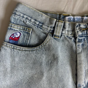 Big Boy ljusblå jeansshorts - Ljusblå jeansshorts från Big Boy med loose fit och klassisk femficksdesign. Snygg broderad detalj på myntfickan och kontrastsömmar i gult. Perfekta för en chill sommarlook med lite längre ben och relaxed vibe.