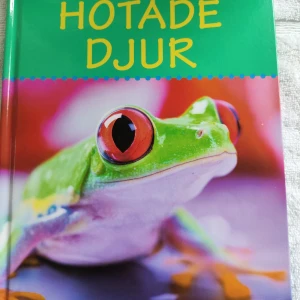 Hotade Djur - Upptäck fascinerande fakta om hotade djurarter! Boken är fylld med över 60 färgstarka fotografier och spännande information om djurens liv. Perfekt för dig som vill veta mer om världens mest unika och sällsynta djur.