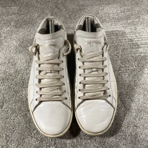 Saint Laurent skor - Hej! Säljer nu mina skor från märket Saint Laurent , storlek 41 bra skick, givetvis äkta. Tveka inte på att höra av dig om du har frågor eller funderingar kring skorna! 