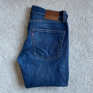 Levis jeans  - Blåa Levis jeans | Size: W30 L32 | Modell 502 och sitter lagom slim enligt mig | Nypris ca: 1300kr. (obs, spegeln är smutsig inte jeansen)👌