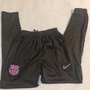 Svarta träningsbyxor med Barcelona-logga - Svarta träningsbyxor från Nike med FC Barcelona-logga. 