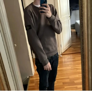 Stone Island grå sweatshirt - Säljer denna gråa stone Island sweatshirt då jag tröttnat på den, självklart äkta med fungerande QR kod. Utmärkt skick o relativt oanvänd. Priset är inte hugget i sten! Kom gärna med frågor eller funderingar 👌