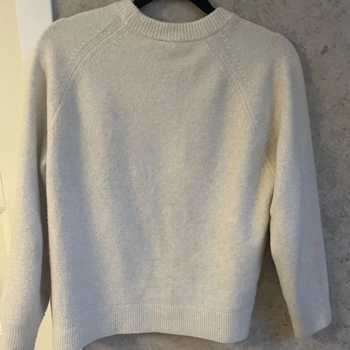 Krämvit stickad tröja - 1