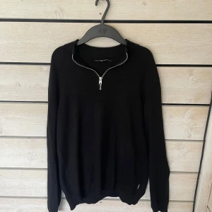 Svart stickad tröja med half zip - Svart stickad halzip från Only and Sons. Tröjan har använts men fortfarande i bra skick! Priset går diskutera passar både S/M.