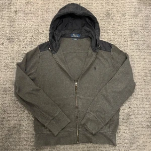 Grå cardigan Polo Ralph Lauren - Tjena, säljer en fet cardigan från Polo Ralph Lauren, jackan är perfekt för senate kvällar på sommarn och lätt att matcha. Om du är intresserad hör av dig 