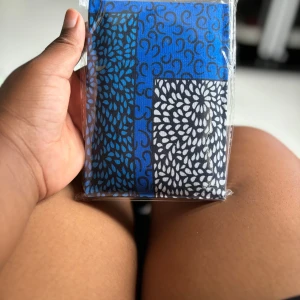 Anteckningsbok med blått och svart mönster - En snygg anteckningsbok med unikt blått och svart mönster på omslaget. Perfekt för att skriva ner tankar, idéer eller skolarbete. Liten och smidig att ta med överallt – gör din vardag mer kreativ och organiserad! Följ oss för mer på Instagram; @shop_with_tyra