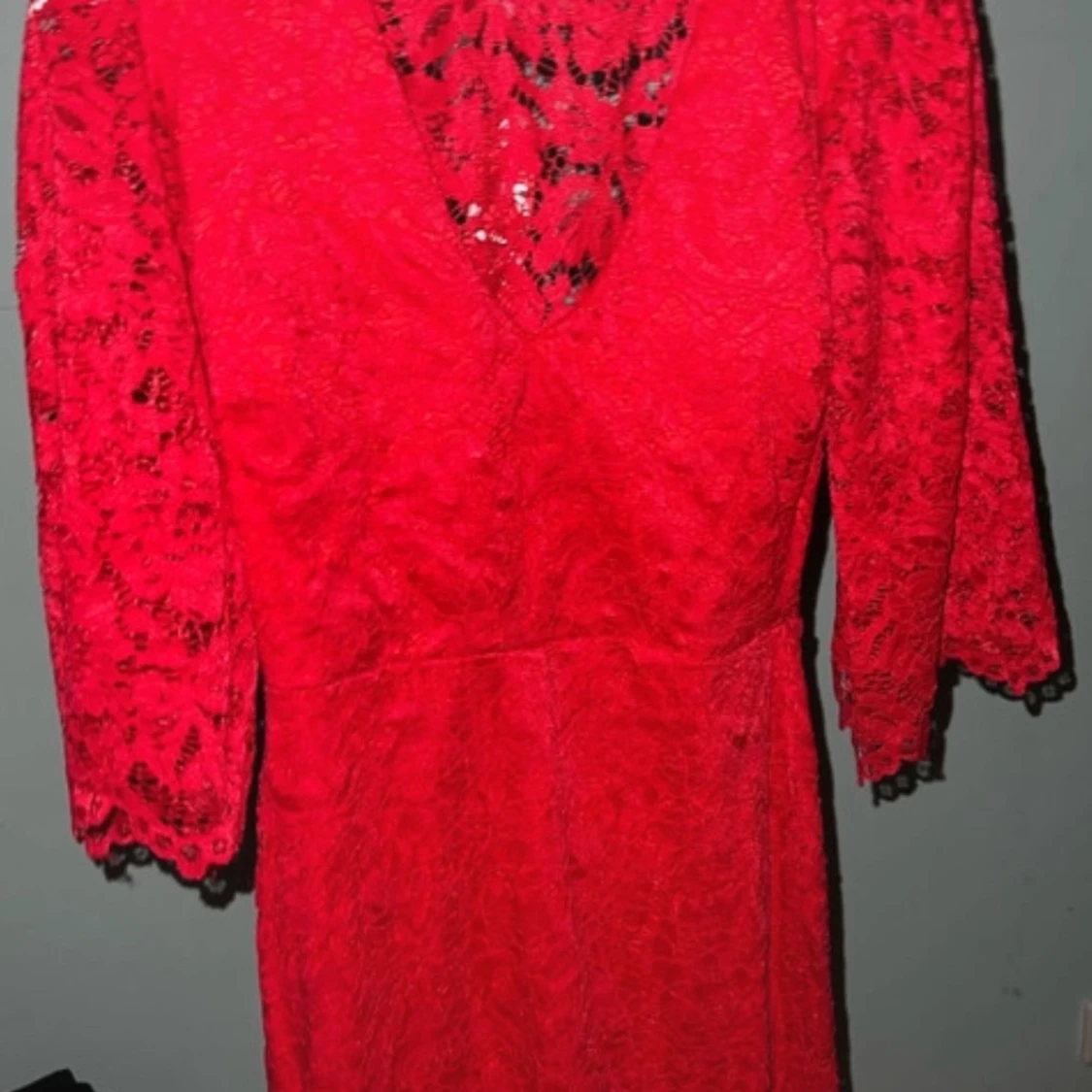 Röd spetsklänning med v-ringning - 2