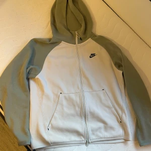 Nike tech fleece old season  - Nike tech fleece old season storlek M. Skick 9/10 mycket fint. Kan tänka mig gå ner i pris vid snabb affär. 🙏
