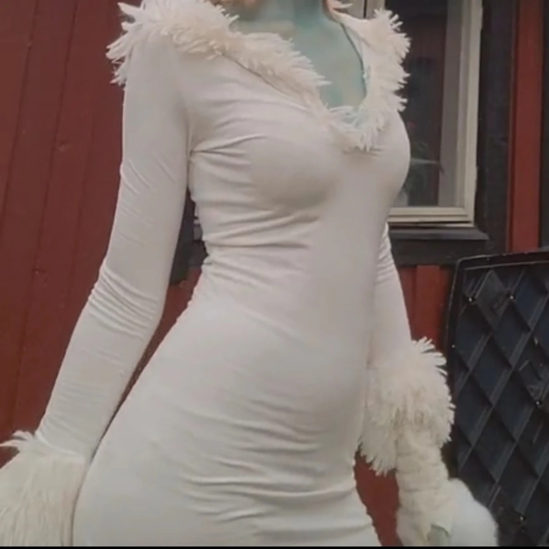 Vit långärmad klänning med fuskpäls - 1