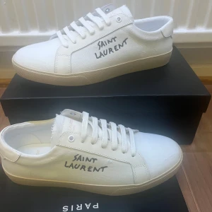 Saint lauren Sl/06 st 43 - Har tagit bra hand om dessa fina skor från saint laurent i beige/vit färg. OBS att de är köpta på plick så kan ej garantera äktheten. Låda, dustbag, korten kommer med, priset kan diskuteras vid snabb affär