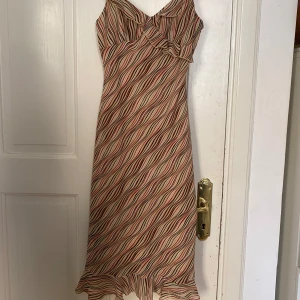 Klänning - Så söt vintage klänning med volanger