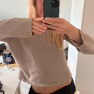 Stickad tröja  - Supersnygg tröja som man kan ha one shoulder. 