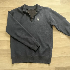 Ralph lauren half zip  - Ralph lauren half zip| Storlek:S| skick 8/10 mycket bra skick| nypris:1700kr| Hör av dig vid minsta fundering 🤔 