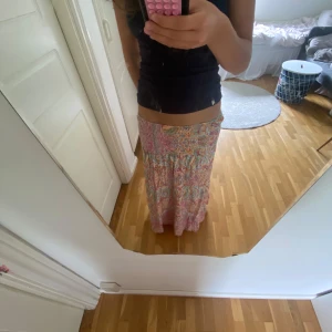 Långkjol - Hej jag säljer ett skitsnygga långkjol som aldrig är använd, jag säljer då den inte passa i längden. Nyskick och det är bara att fråga om fler bilder. Jag skulle även säga att storleken är ju S-L men den passar S då jag har det men eftersom den är stretchig passar den även M och L. Pris går att diskuteras🥰