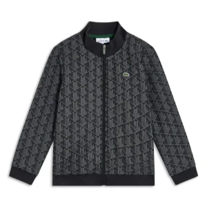 Svart Lacoste Monogram kofta (Byte funkar oxå) - Snygg svart bomberjacka från Lacoste med grått geometriskt mönster över hela jackan. Klassisk ribbad krage, muddar och nederkant. Dragkedja framtill och ikoniska gröna krokodilloggan på bröstet. Perfekt för dig som gillar streetstyle och vill sticka ut.