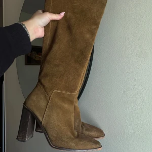 Läder/mockastövlar mango - Läder stövlar från Mango. Riktigt fina och använt sparsamt men har missfärgningar på tåspetsen pga regn, detta går att punktbehandla men inget jag tagit tag i✨  Nypris 1199kr, slutsålda överallt! 700kr eller prisförslag❤️ Storlek 37 och 8cm klack. Går precis under knäna på mig💕💕