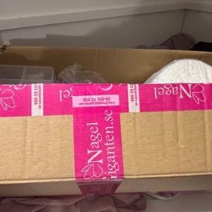 Nagelkit från Nagelgiganten - Stort nagelkit från Nagelgiganten med tillbehör som tippar, filar, pads och vätskor. Perfekt för dig som vill fixa naglar hemma. Allt kommer i en praktisk kartong med flera olika produkter för nagelvård och design. Denna har bara blivit öppnad.